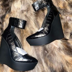 Brand new never worn BCBG MAX AZARIA wedges